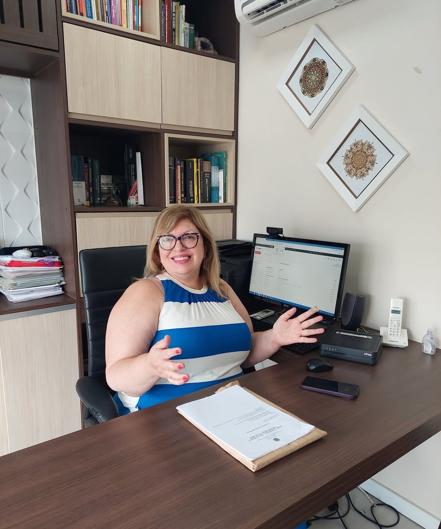 Elaine Navas em seu escritório